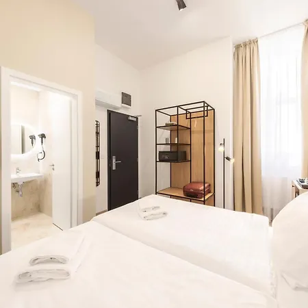 Youngmann House فندق